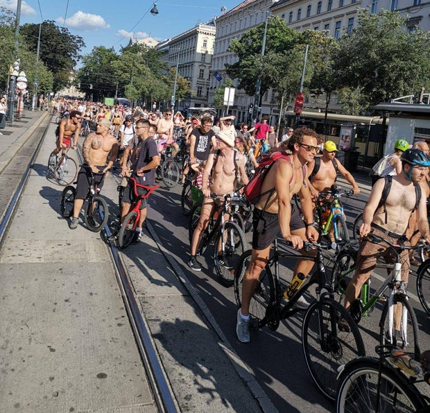 Hier radeln Hunderte nackt durch Wien