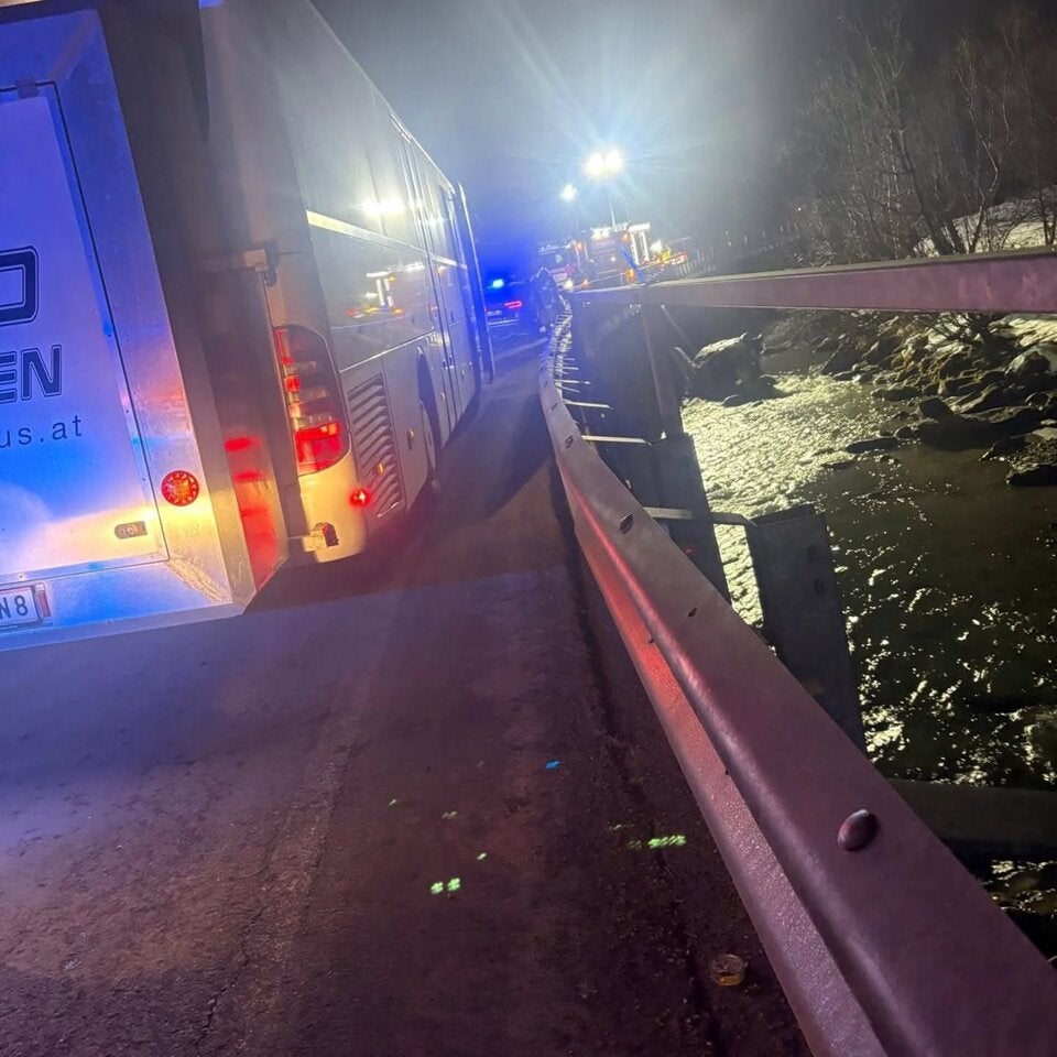 Wasserrettung, Feuerwehr, Polizei und Rettung vor Ort.