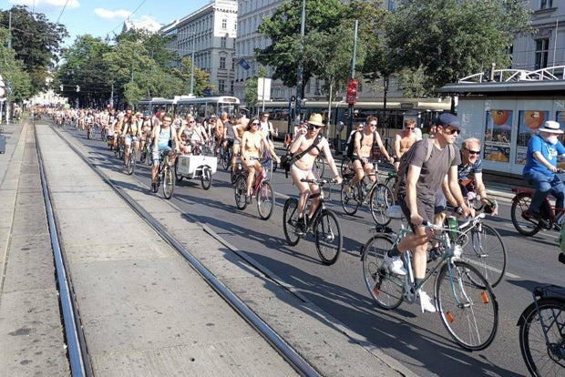 Hier radeln Hunderte nackt durch Wien