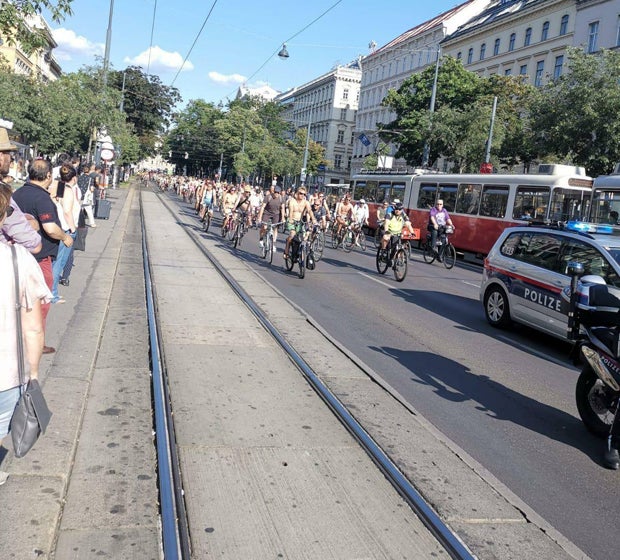 Hier radeln Hunderte nackt durch Wien