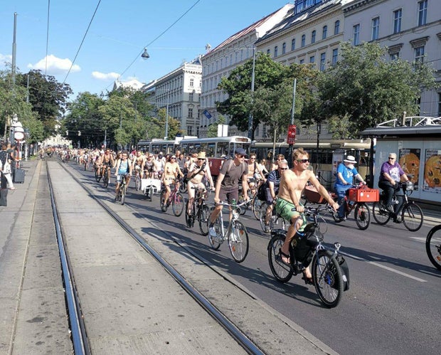 Hier radeln Hunderte nackt durch Wien