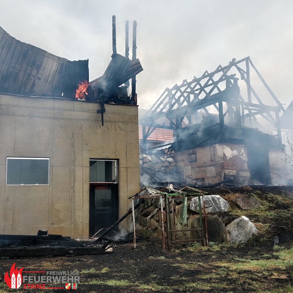 Feuerwehr bekämpfte Flammen.