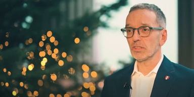 FPÖ-Chef Kickl kämpft bei Weihnachts-Video mit den Tränen