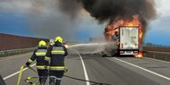 Brennender Lkw mit 15.000 Liter Wasser gelöscht