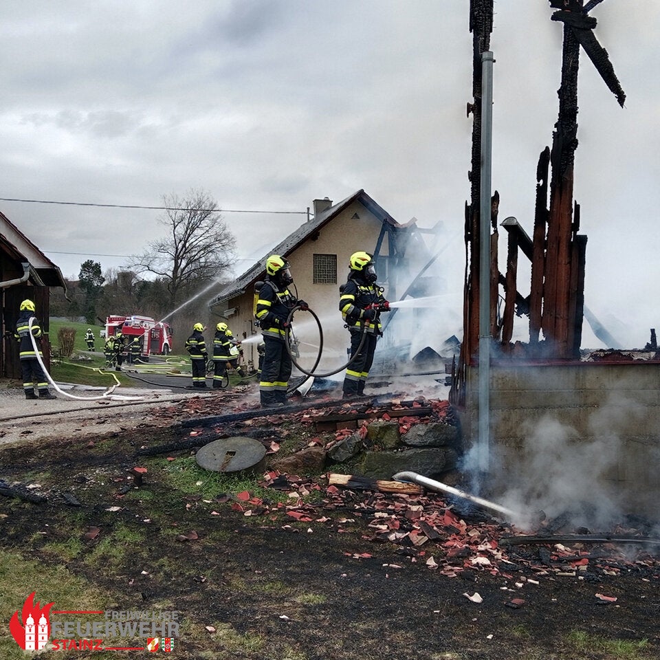 Feuerwehr bekämpfte Flammen.