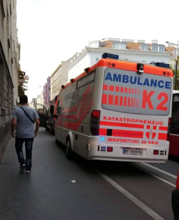 Pkw-Lenker fährt in Fußgänger: 2 Verletzte