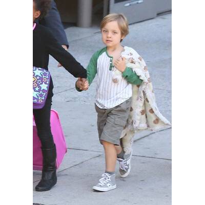 Angelina Jolie & Brad Pitt mit ihren Kindern am Flughafen