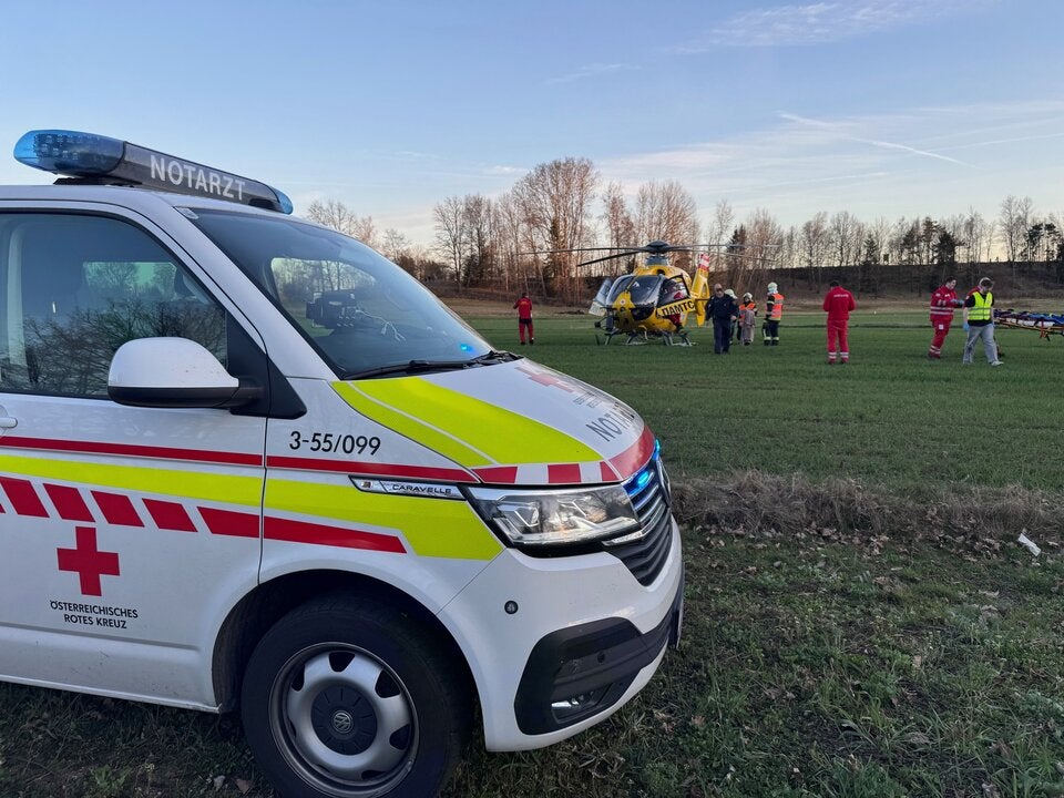 Großeinsatz: Polizei, Feuerwehr, Rettung und Hubschrauber vor Ort.