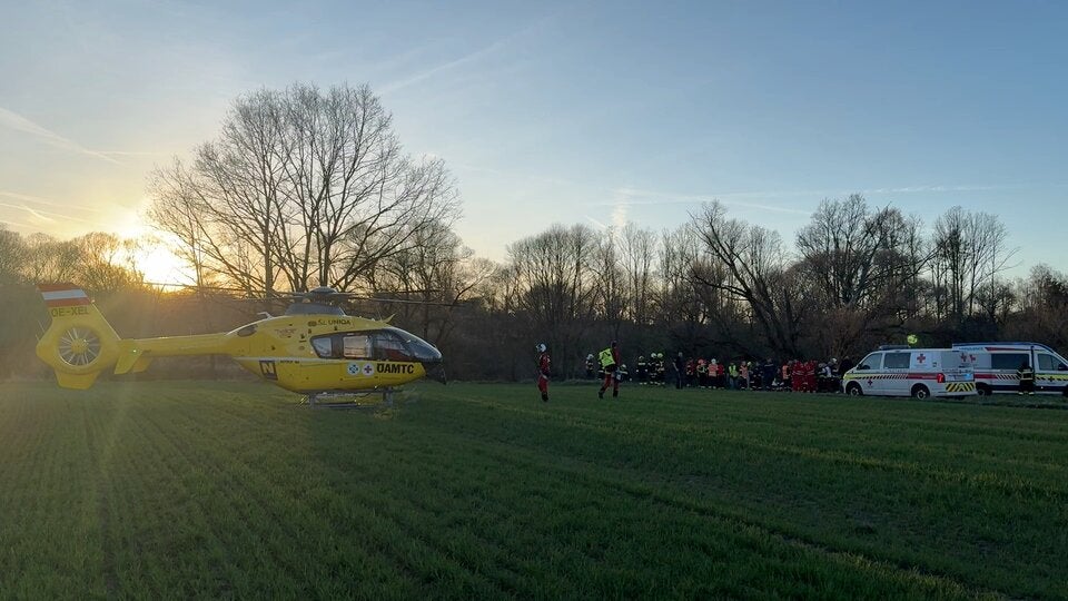 Großeinsatz: Polizei, Feuerwehr, Rettung und Hubschrauber vor Ort.