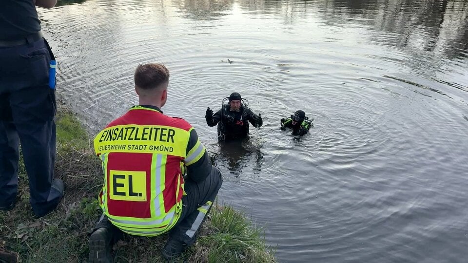 Großeinsatz: Polizei, Feuerwehr, Rettung und Hubschrauber vor Ort.
