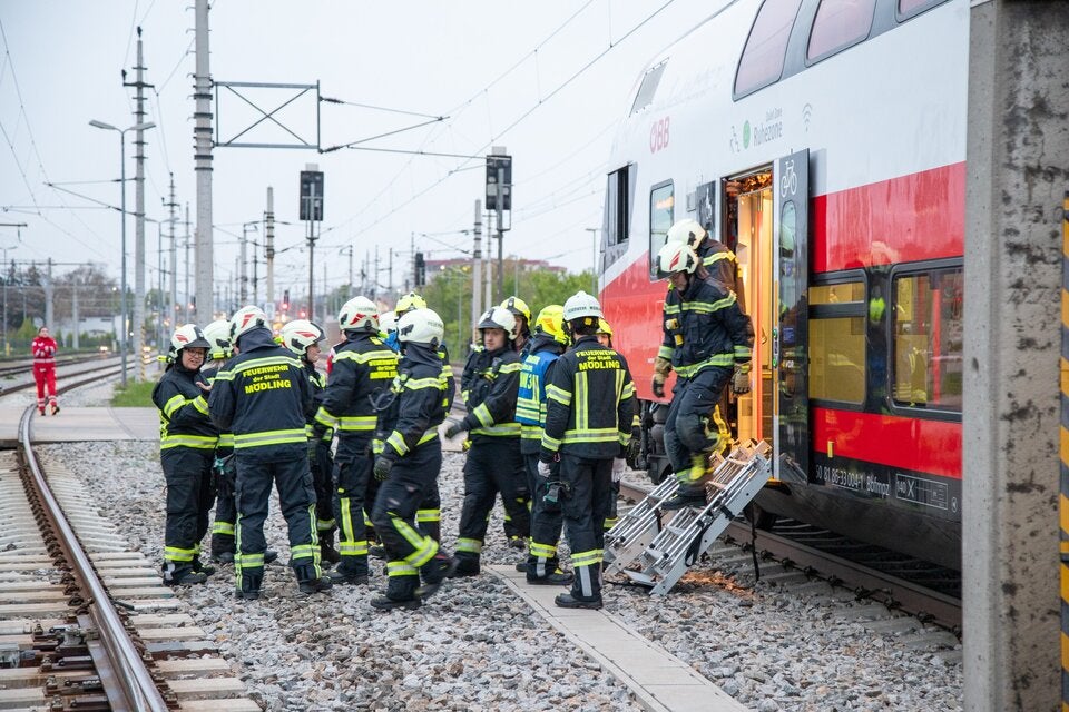 ÖBB-Zug erfasst Person: 250 Fahrgäste evakuiert