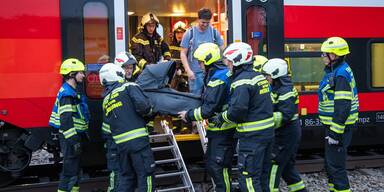 &Ouml;BB-Zug erfasst Person: 250 Fahrg&auml;ste evakuiert