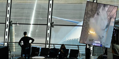 Dach bricht ein! Wassermassen st&uuml;rzen pl&ouml;tzlich auf Passagiere