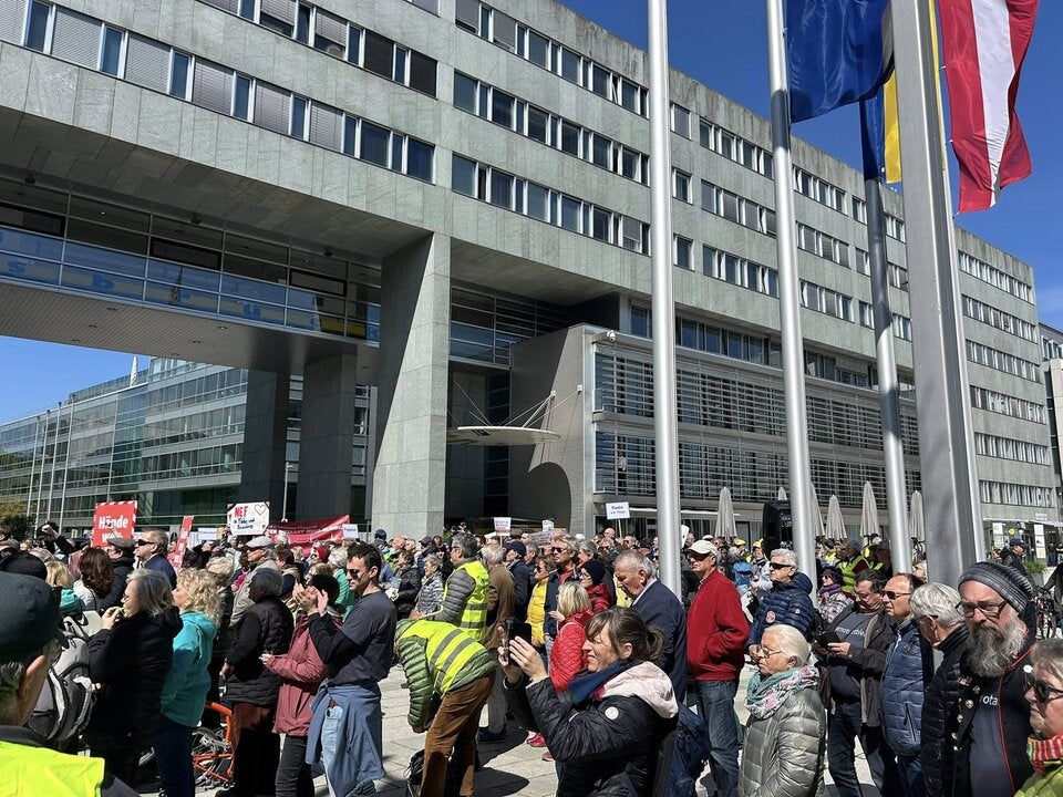 WUT vor dem Landhaus: Bürger begehren Änderung des Gesundheitsplans2040+
