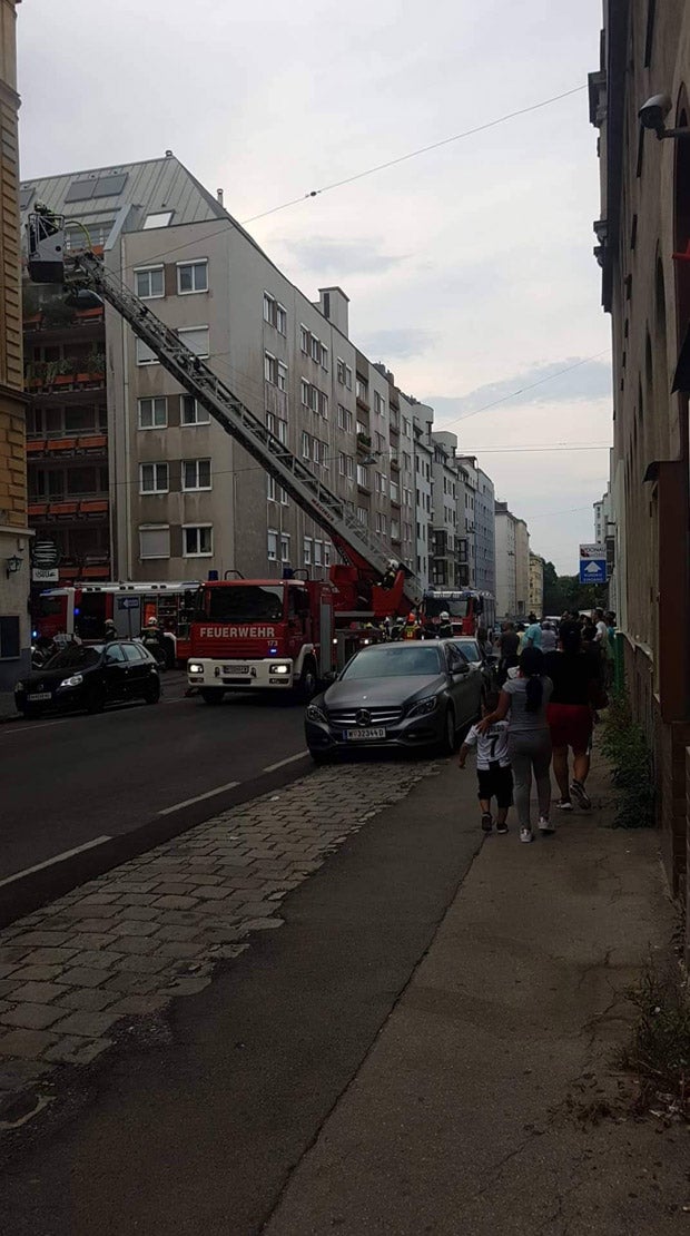 Heldenhafte Rettung: Feuerwehr rettet Baby aus Feuer-Wohnung