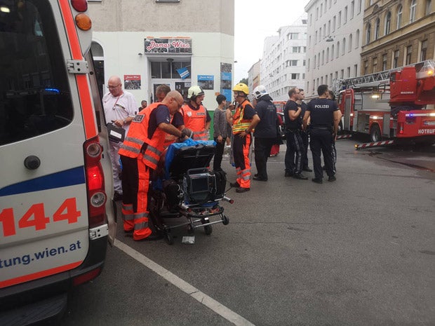 Heldenhafte Rettung: Feuerwehr rettet Baby aus Feuer-Wohnung