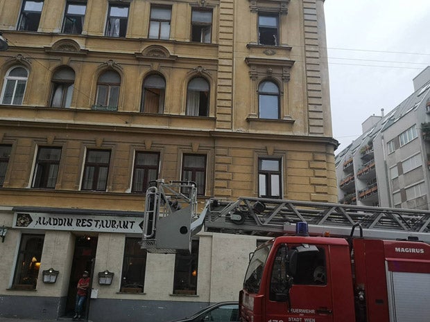 Heldenhafte Rettung: Feuerwehr rettet Baby aus Feuer-Wohnung