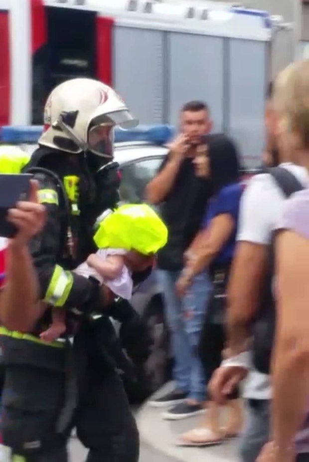 Heldenhafte Rettung: Feuerwehr rettet Baby aus Feuer-Wohnung