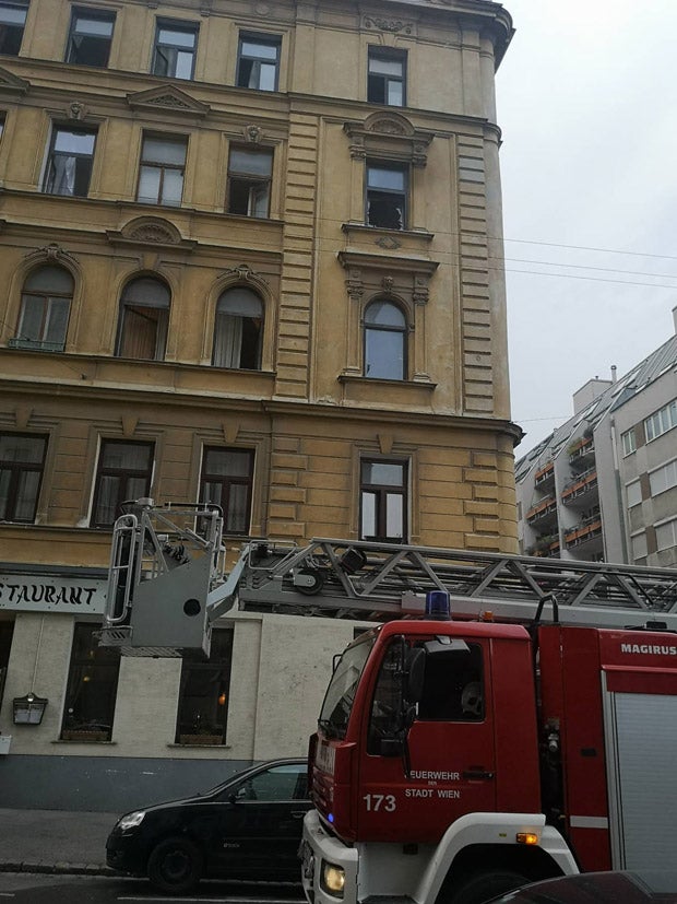 Heldenhafte Rettung: Feuerwehr rettet Baby aus Feuer-Wohnung