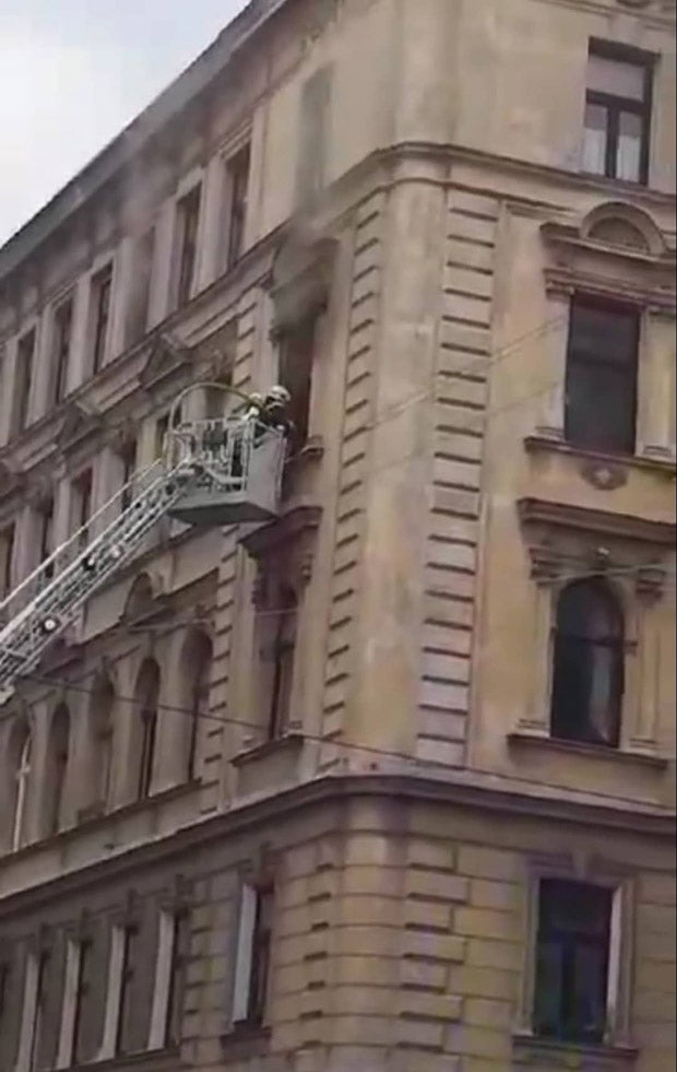 Heldenhafte Rettung: Feuerwehr rettet Baby aus Feuer-Wohnung