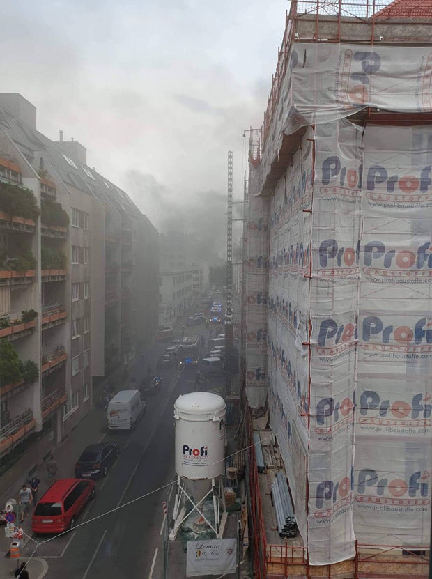 Heldenhafte Rettung: Feuerwehr rettet Baby aus Feuer-Wohnung