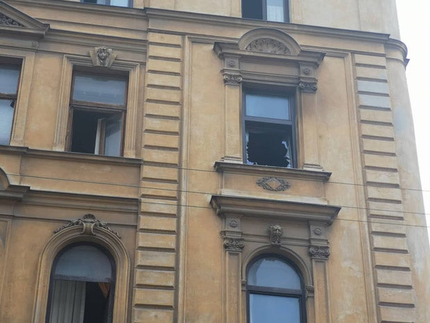 Heldenhafte Rettung: Feuerwehr rettet Baby aus Feuer-Wohnung