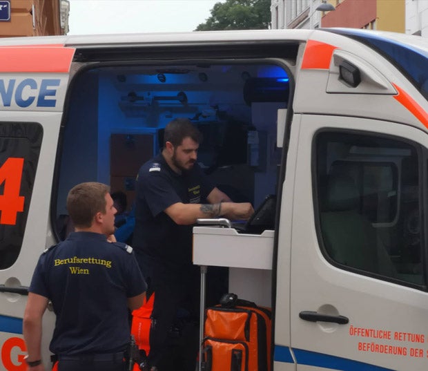 Heldenhafte Rettung: Feuerwehr rettet Baby aus Feuer-Wohnung