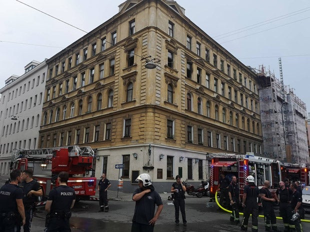 Heldenhafte Rettung: Feuerwehr rettet Baby aus Feuer-Wohnung