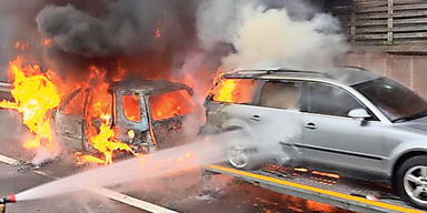 AUto-Konvoi fing Feuer A21 Brunn am Gebirge