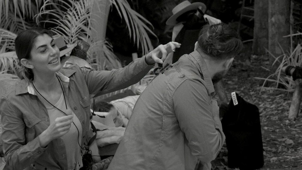 Dschungel-Start mit 1. Streit, Betten-Bruch und Nacktbad