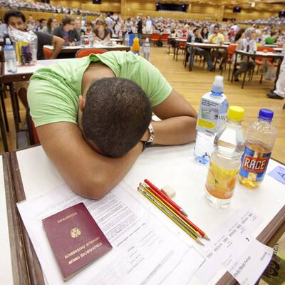 So kämpfen Tausende um Uniplatz