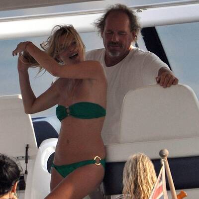 Kate Moss lässt den Busen blitzen