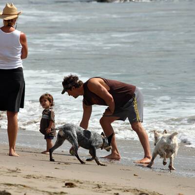Matthew McConaughey mit Sohn am Strand