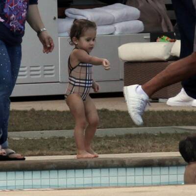 Jennifer Lopez: Mit Zwillingen am Pool