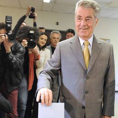 Fischer bei der Stimmabgabe