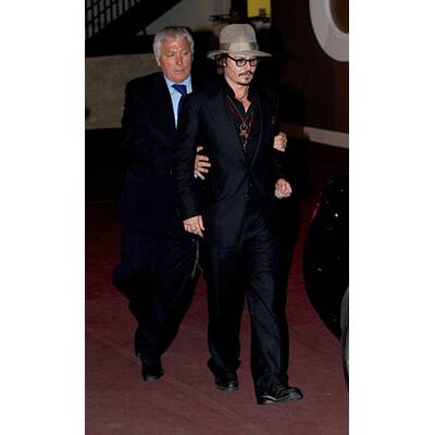 Johnny Depp mit Gehhilfe in Cannes