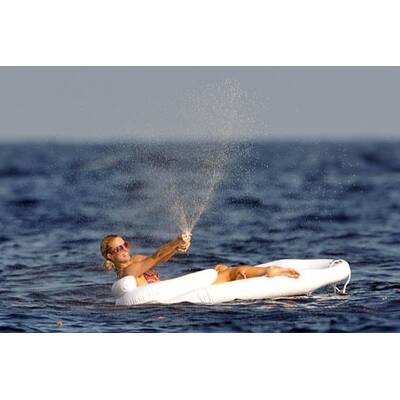 Paris Hilton - oben ohne in Italien