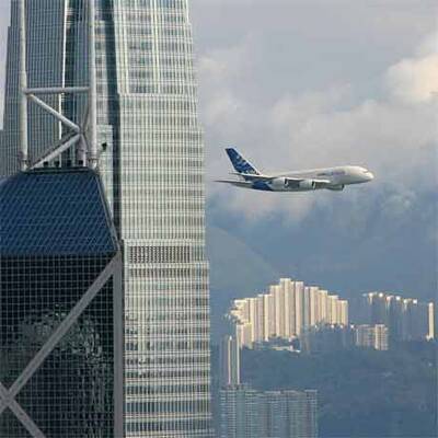 Airbus A380 fliegt durch Hongkong