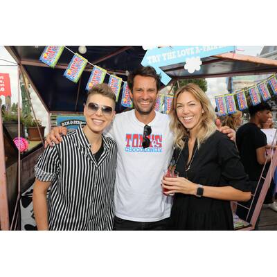 Russkaja Frontman Georgij Makazaria mit Model Tanja Duhovic 