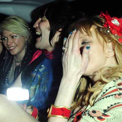 Wankende Courtney Love macht London unsicher