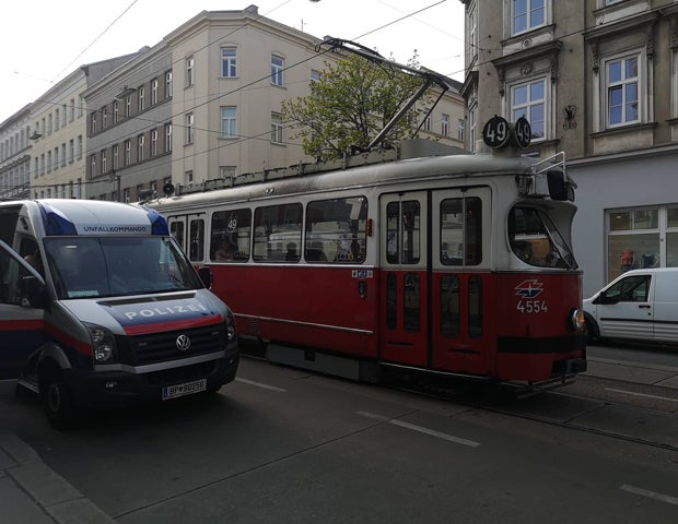 Kind riss sich von Mutter los: Beide von Bim erfasst