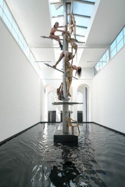 Performance-Künsterinnen über dem Urin-Schwimmbecken.