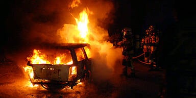Abgestelltes Unfallfahrzeug ging in Flammen auf