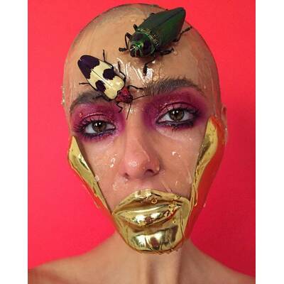 Visagistin macht Make-Ups mit toten Fischen