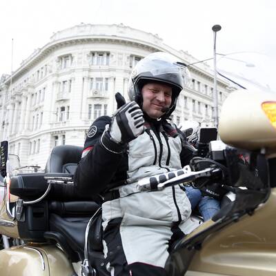 Nachtwölfe legen Kranz in Wien nieder