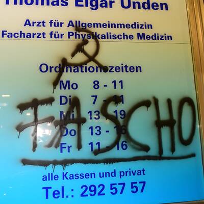 Er will keine Flüchtlinge behandeln, jetzt wurde er Opfer einer Schmierattacke.