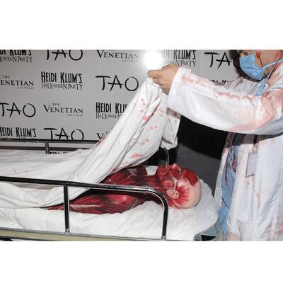 Heidi mit blutigem Kostüm 