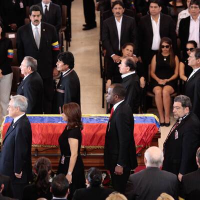 Ahmadinejad und Castro erweisen letzte Ehre