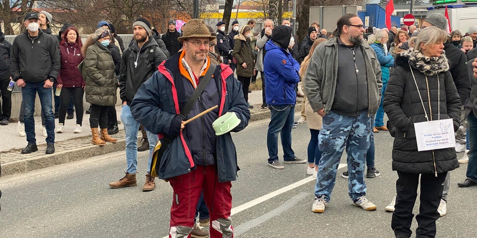 700 Menschen bei Corona-Demo in Salzburg: Keine Masken, kein Abstand