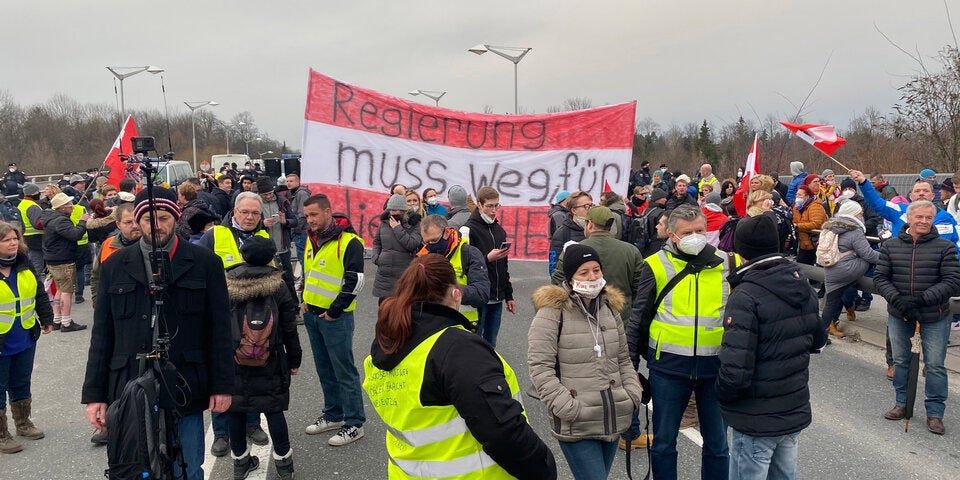 700 Menschen bei Corona-Demo in Salzburg: Keine Masken, kein Abstand